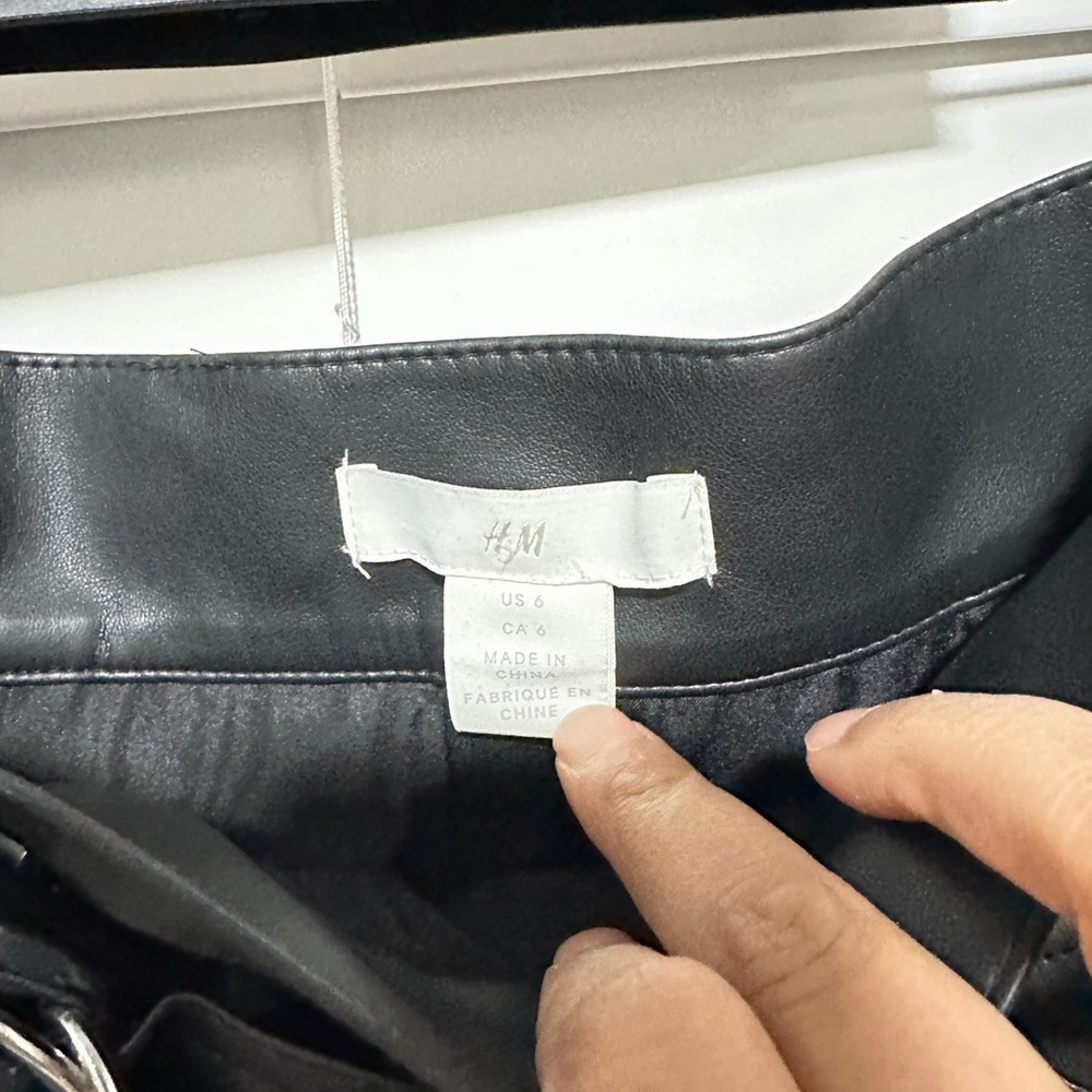 H&M Black Faux Leather Belted Mini Skirt - Picture 2 of 3